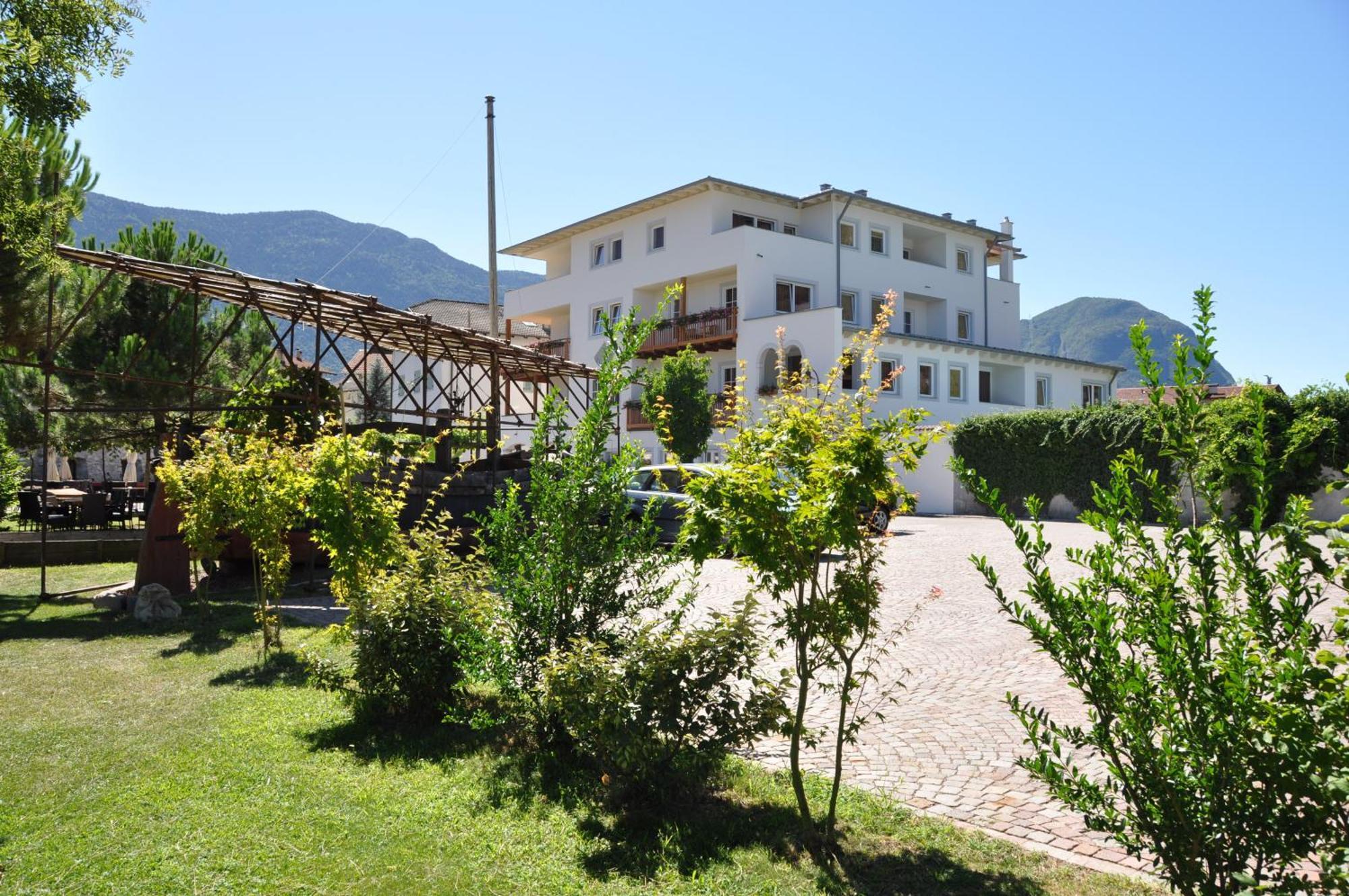 Hotel Teutschhaus Cortina Sulla Strada del Vino Exterior photo