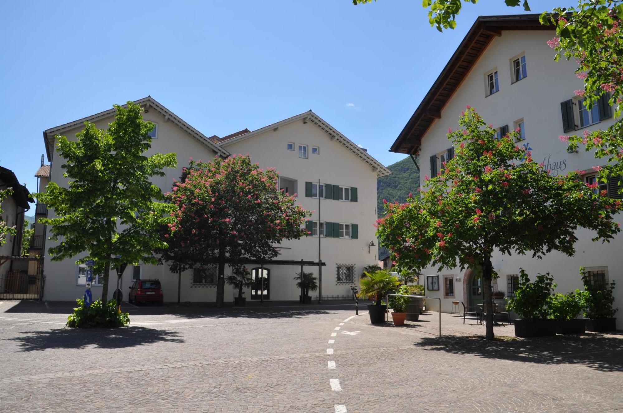 Hotel Teutschhaus Cortina Sulla Strada del Vino Exterior photo