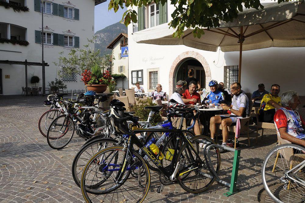 Hotel Teutschhaus Cortina Sulla Strada del Vino Exterior photo