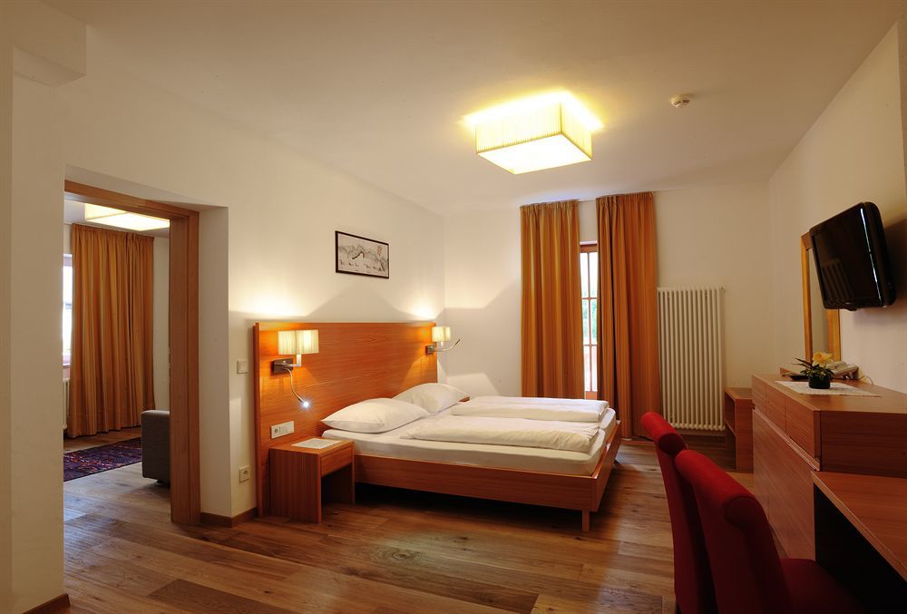 Hotel Teutschhaus Cortina Sulla Strada del Vino Exterior photo